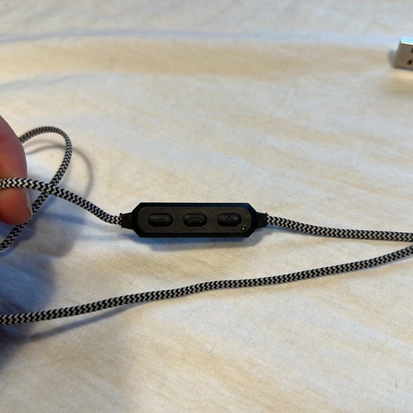 Kikkerland Black Cotton Braided Bluetooth Earbuds - Picture 5 of 6